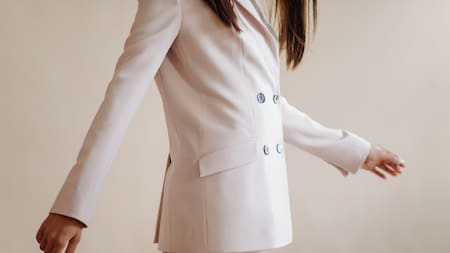 Ni ajustado ni estructurado: el blazer “comodín” que sigue en tendencia este otoño-invierno 2026