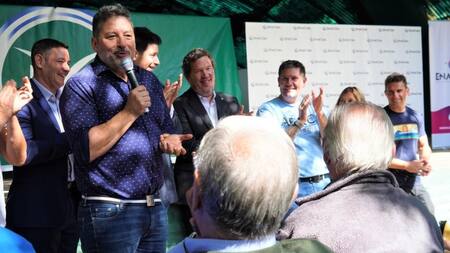 Merlo entregó 500 tablets para jubilados. Foto: Zona Oeste Diario.