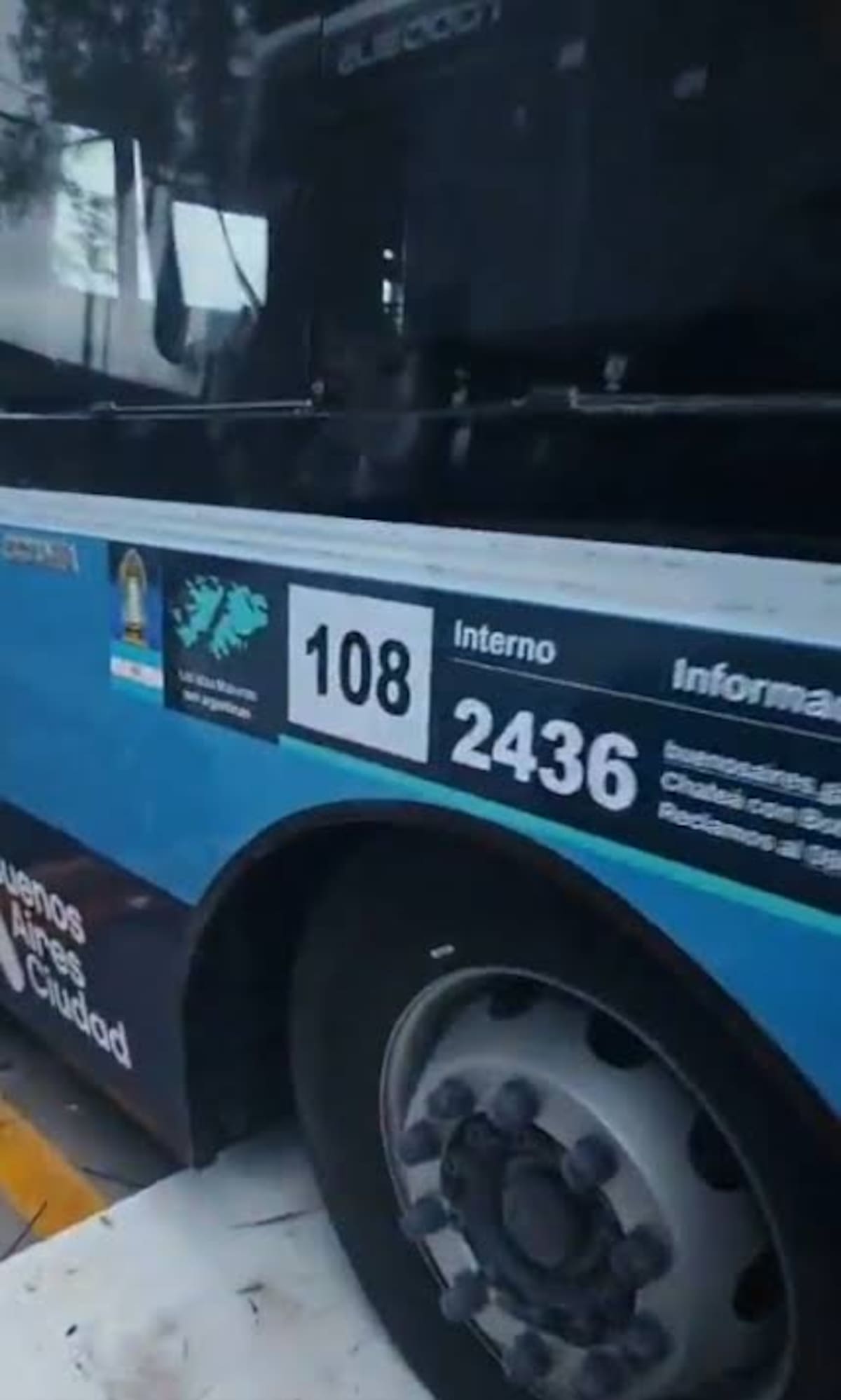 Sticker de las Islas Malvinas adherido a un colectivo del transporte público en Argentina.