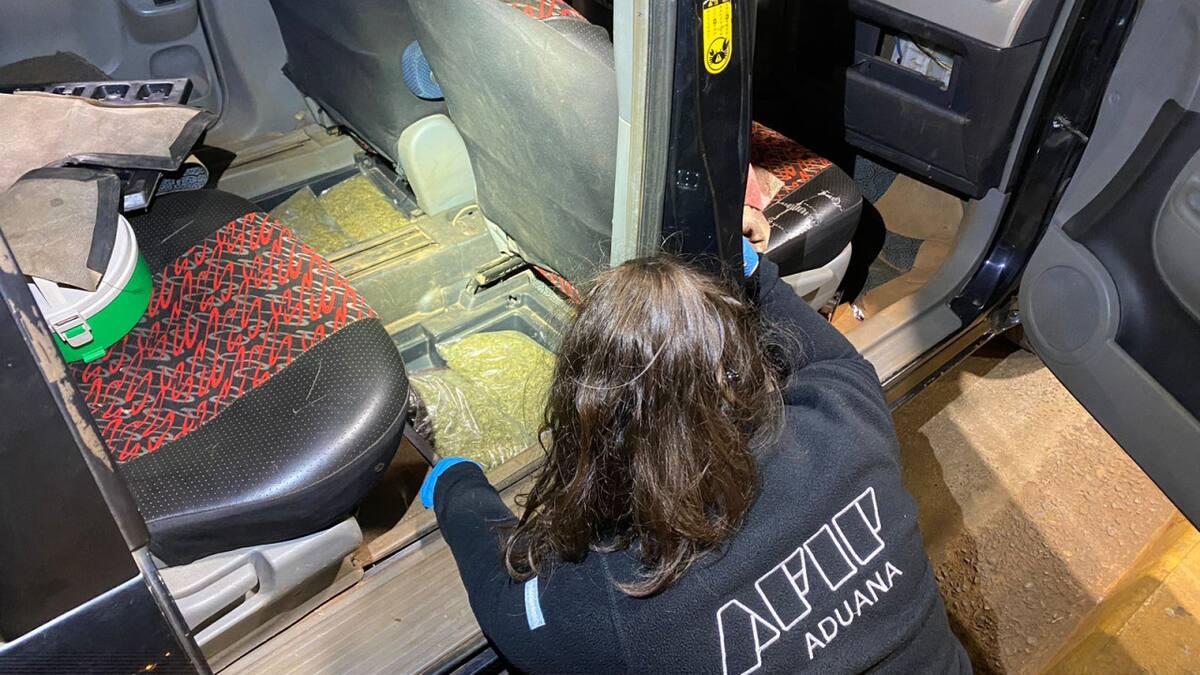 Operativo de Aduanas para la detención de cinco kilos de marihuana. Foto: Prensa.
