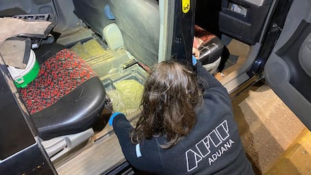 Operativo de Aduanas para la detención de cinco kilos de marihuana. Foto: Prensa.