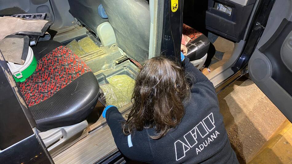 Operativo de Aduanas para la detención de cinco kilos de marihuana. Foto: Prensa.