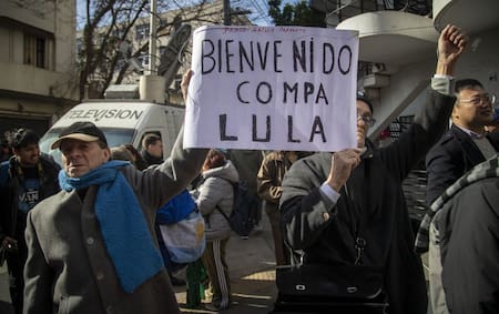 Militantes en la visita de Lula da Silva a Cristina Kirchner en su casa de Constitución.