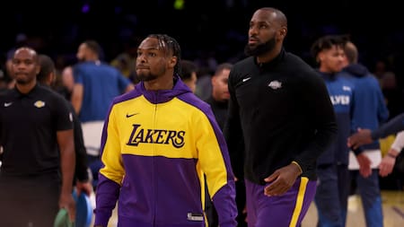 LeBron James y su hijo Bronny en Los Ángeles Lakers. Foto: REUTERS.