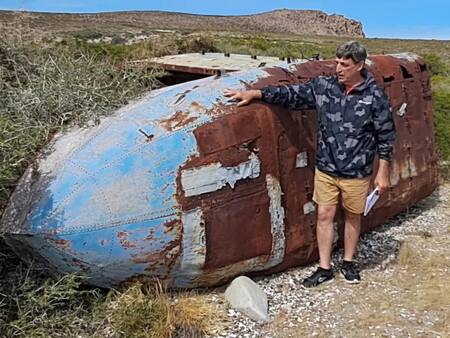 El especialista Abel Basti con la embarcación hallada en la costa argentina. Foto: X @AbelBasti