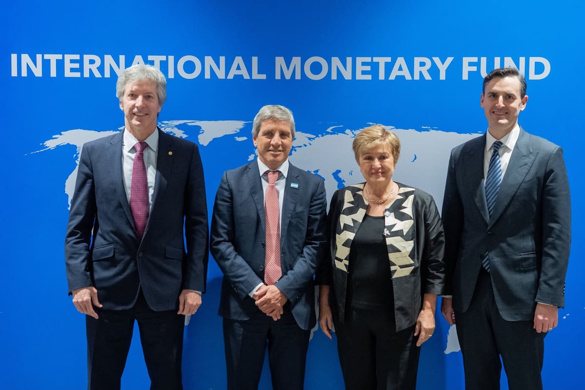 Luis Caputo junto a Kristalina Georgieva durante las Reuniones Anuales del FMI y el Banco Mundial en Bangkok.