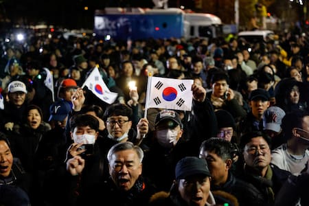 Manifestantes piden la renuncia de Yoon Suk-yeol tras el anuncio de Ley Marcial en Corea del Sur. Foto: REUTERS.