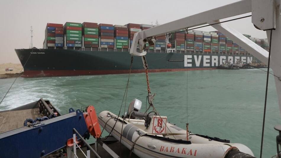 Encalló un carguero y bloqueó el Canal de Suez
