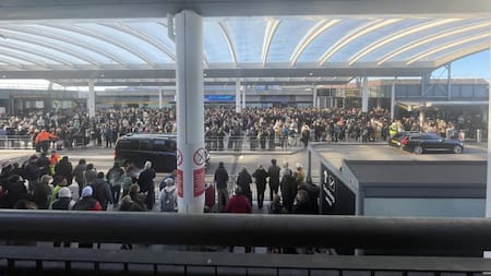 Reino Unido: evacuaron el aeropuerto de Gatwick en Londres por la aparición de un objeto sospechoso