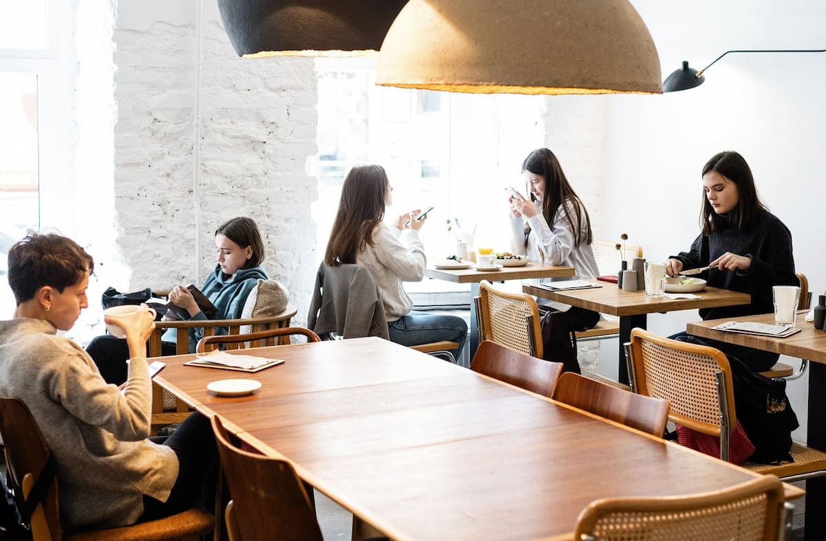 Las becas alimentarias para estudiantes adultos se solicitan en línea y deben renovarse durante cada ciclo lectivo.