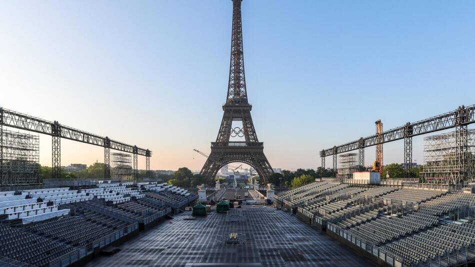 Se acercan los Juegos Olímpicos de París 2024 y le colocaron los anillos olímpicos a la Torre Eiffel. Foto: EFE.