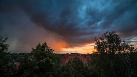 Se aproximan fuertes tormentas en medio de una ola de calor “eterna”.
