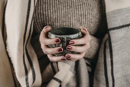 Uñas, esmalte, manicura. Foto: Freepik.