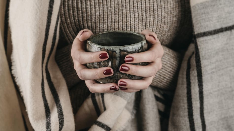 Uñas en colores neutros para el invierno. Foto: Freepik.