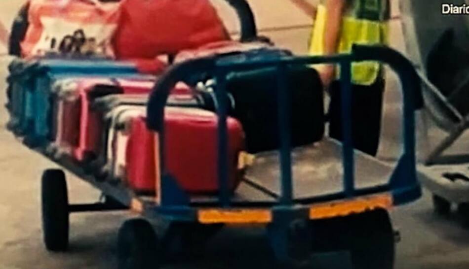 Viral empleado de aeropuerto quitando pertenencias de la valija de pasajero, Ibiza