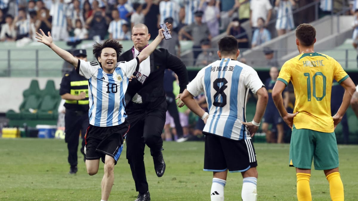 El ingreso del fanático chino antes de su abrazo a Messi. Foto: Reuters.