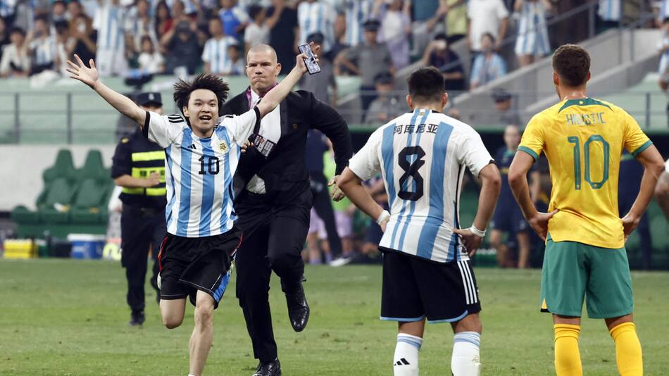 El ingreso del fanático chino antes de su abrazo a Messi. Foto: Reuters.