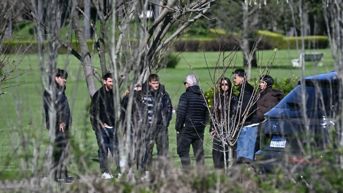 Lionel Messi junto a su familia en el funeral de su padre Jorge en la ciudad de Rosario.