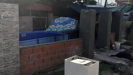 La vereda en la que una familia tomaba mates en Rosario. Foto: Rosario3.