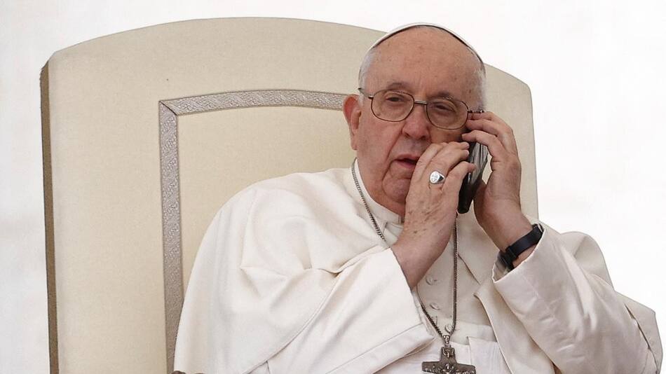 El Papa Francisco atendió su celular en la audiencia. Foto: Reuters