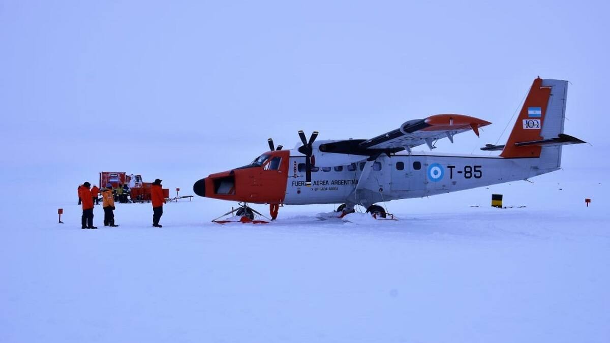 El avión DHC-6 Twin Otter, matricula T-85, que aterrizó en la Base Marambio de la Antártida.