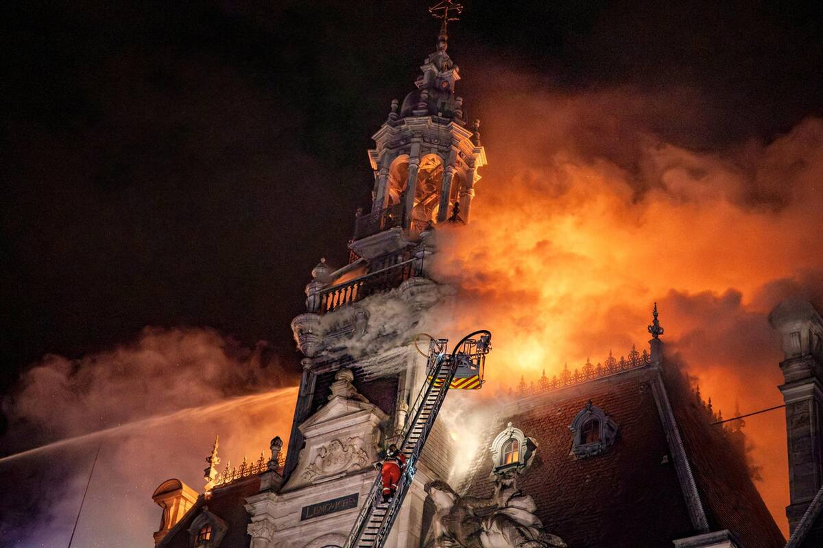 El Ayuntamiento de Limoges, un edificio declarado monumento histórico y construido en el último cuarto del siglo XIX, quedó prácticamente destruido este sábado por un incendio provocado durante un ataque de manifestantes que participaban en la jornada de protestas sociales en Francia.