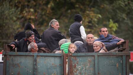 Ciudadanos de Nagorno Karabaj se van a Armenia. Foto: Reuters.