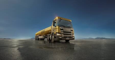 Camión dorado de YPF.