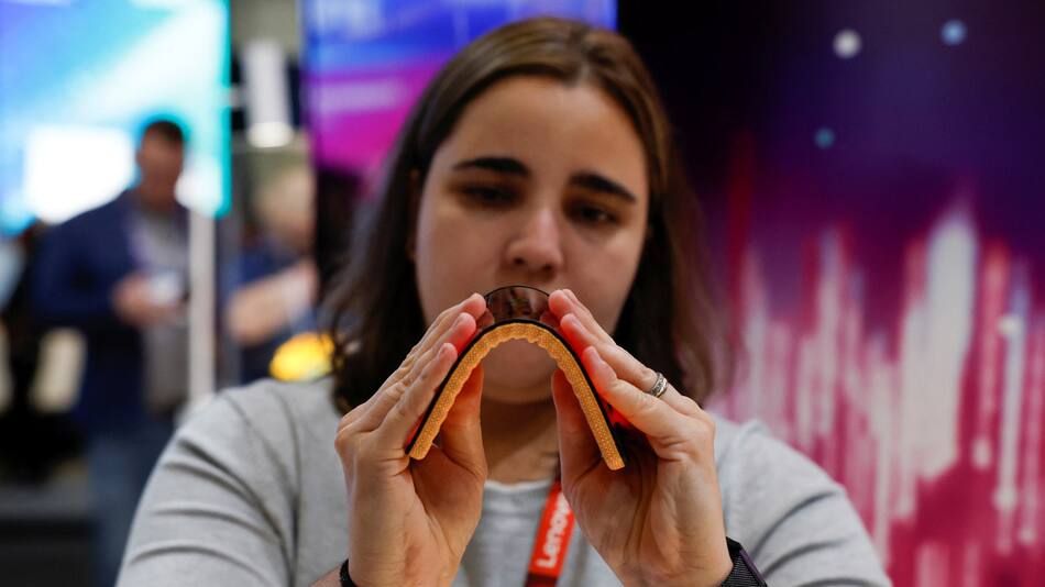 Motorola presentó el prototipo de un nuevo celular flexible. Foto: Reuters.