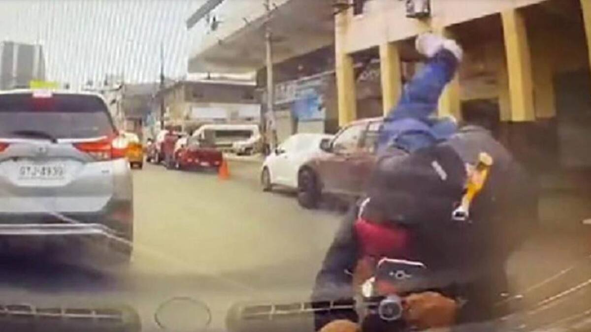 Vio como un ladrón escapaba tras cometer un robo y lo atropelló. Foto: captura