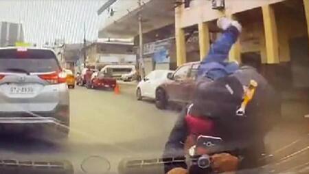 Vio como un ladrón escapaba tras cometer un robo y lo atropelló. Foto: captura