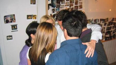 Elenco de "Friends" en el set de la serie antes de su episodio final. Foto: Instagram / mleblanc