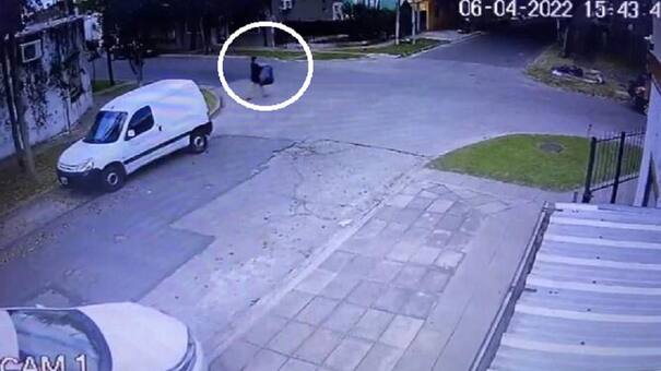 Detuvieron a una mujer por abandonar a la beba recién nacida: todo quedó registrado en un video
