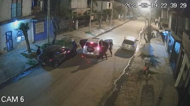 VIDEO: violento robo a punta de pistola a padre e hijo de 7 años en Rafael Castillo