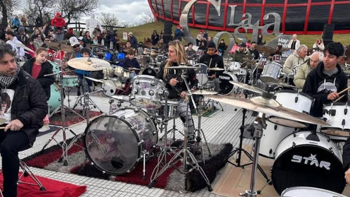 Bateristas de toda la región participan del ensamble colectivo durante el Festival Día del Baterista en Santa Teresita, Partido de La Costa.