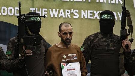 Liberación de rehenes israelíes por parte de Hamas en el centro de Gaza. Foto: EFE.