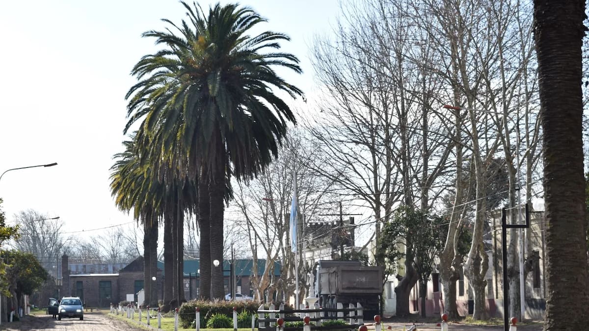 Tiene 184 habitantes, preparó un boulevard para recibir a un príncipe y conserva un teatro centenario: el pueblo bonaerense ideal para una escapada