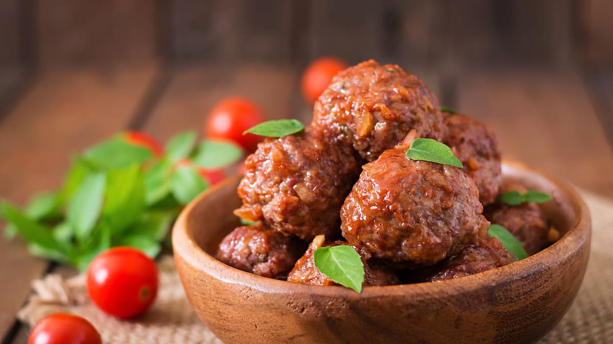 Una opción es hacer las albóndigas de carne picada con salsa roja, podés agregarle arroz blanco ¡muy rico!