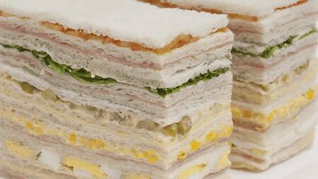 Sándwich de miga. Foto X @BowTiedMara