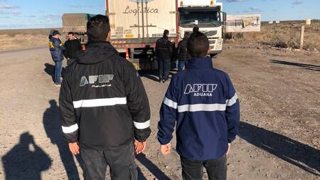 Aduana denunció a una empresa por subfacturar exportaciones de muebles a Chile y la multa supera los USD 2 millones. Foto: Aduana.