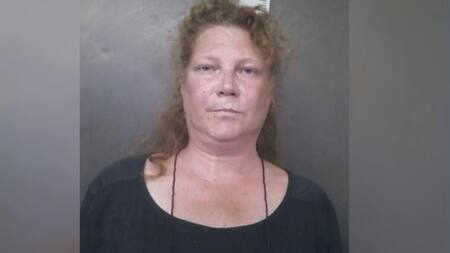 Buscan a una mujer condenada por matar al novio de su hija: ofrecen $10 millones de recompensa