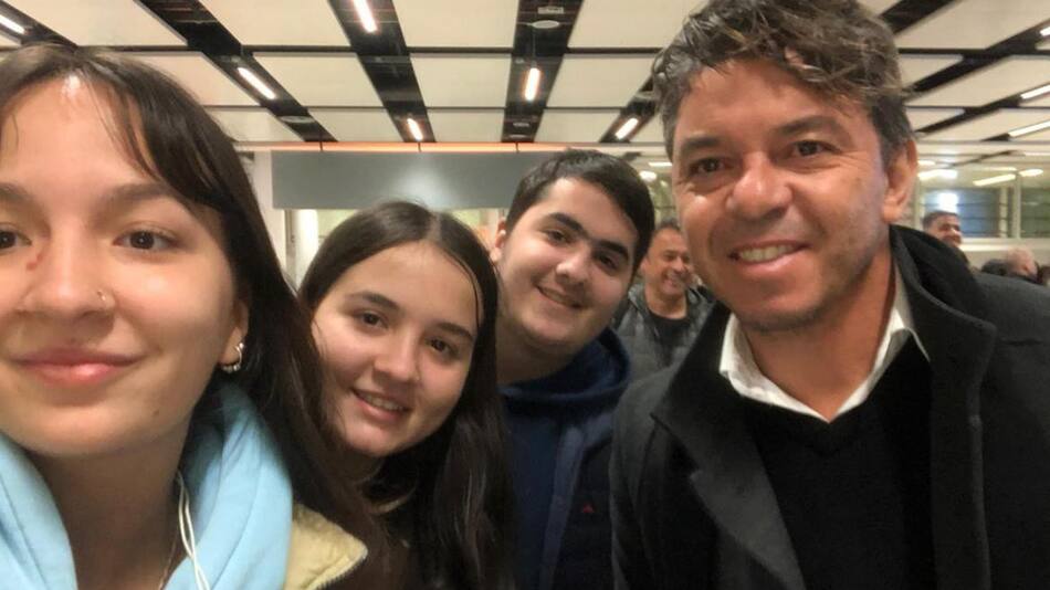 La fotografía de Marcelo Gallardo en un aeropuerto de Londres, Inglaterra. Foto: Twitter @juanamaggii.