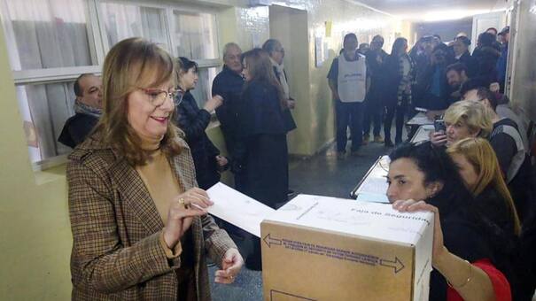 Alicia Kirchner logra la reelección al imponerse por amplio margen a Costa