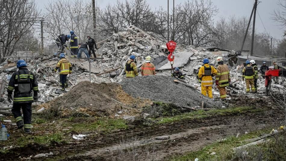Rescatistas trabajan en zona tras caída de misil ruso en región de Zaporiyia, Ucrania