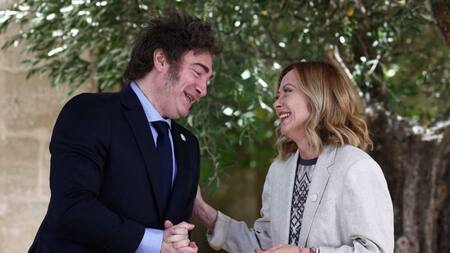 Javier Milei con la primera minstra italiana Giorgia Meloni en la cumbre del G7. Foto: NA