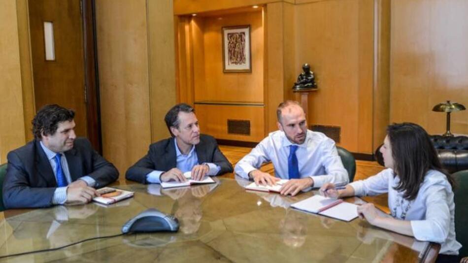 El ministro Guzmán con Julie Kozack y Luis Cubeddu, junto al representante argenino en el Fondo, Sergio Chodos