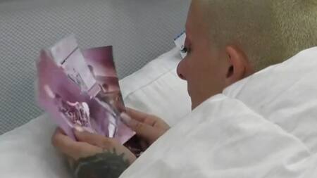 Furia de Gran Hermano mirando sus foto. Foto: captura Telefe.