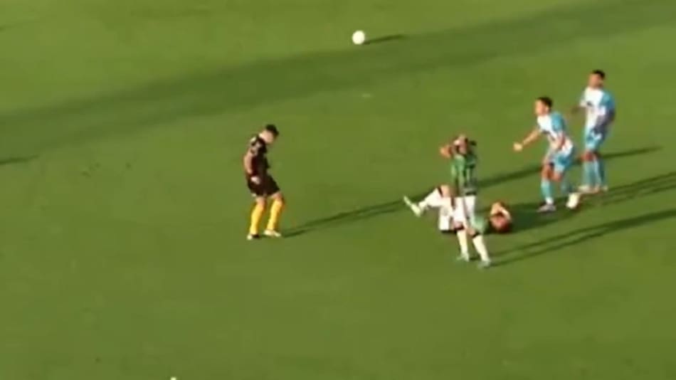 Así fue la lesión que sufrió un jugador de Nueva Chicago. Foto: captura video TyC Sports.
