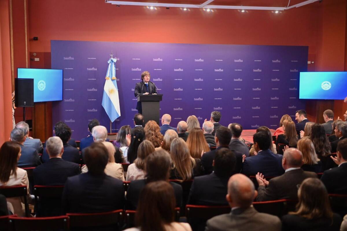 Javier Milei en la reunión con más de 100 legisladores