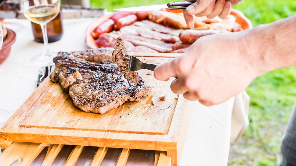 Trae tu propio plato para comer gratis: cuándo y dónde se celebra la Fiesta del Asado con Cuero y Pan Casero
